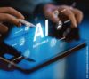 Tippende Hände auf Display mit AI-Symbol