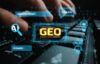 Hände tippen auf einer Tastatur mit digitalen Symbolen und Text, die Generative Engine Optimization veranschaulichen.
